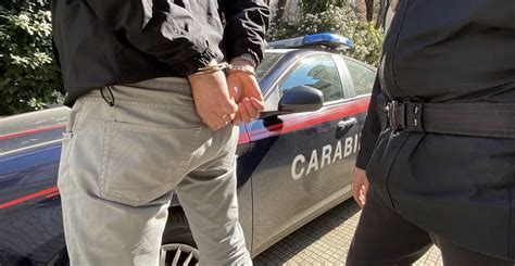 Catania Rapinano Padre E Figlio Poi Uno Dei Pregiudicati Fugge Sui