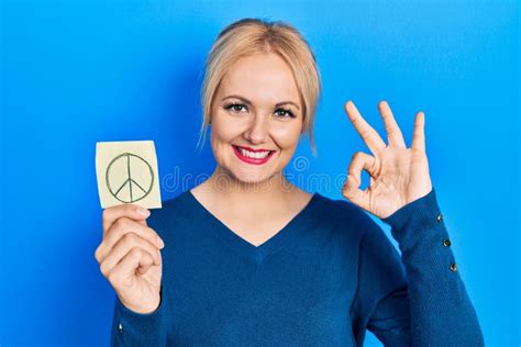 Jeune Femme Blonde Tenant Le Symbole De Paix Rappel Papier Faire Ok Signe Avec Les Doigts