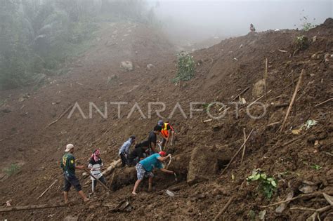 Pencarian Korban Tanah Longsor Di Tana Toraja ANTARA Foto