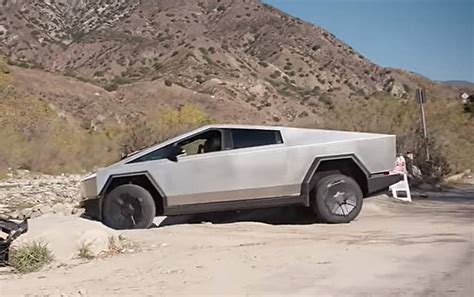 Jay Leno Prova La Tesla Cybertruck Anche Off Road Video Notizieauto It