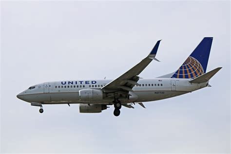 N27733 United Airlines Boeing 737 700 1st Flew With Continental In 99