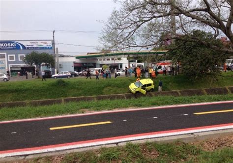 G1 Motorista Atropela Garis Gera Revolta E Tem Carro Jogado No