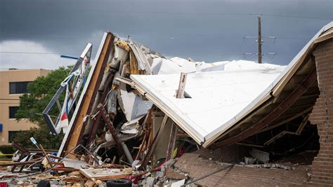 Dimpressionnantes Tornades Ont Frappé Le Centre Des États Unis Le