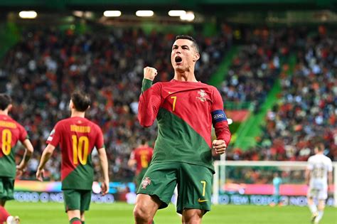 Cristiano Ronaldo Marca Dois Gols Em Goleada De Portugal E Bate Recorde