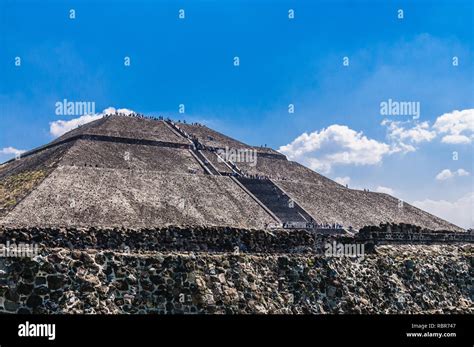 Olmec pyramid hi-res stock photography and images - Alamy