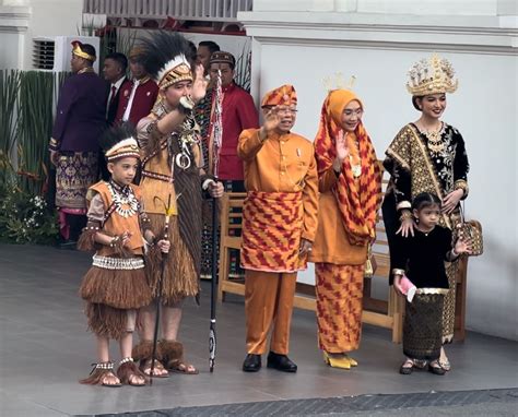 Hadiri Upacara Hari Kemerdekaan Wapres Kenakan Pakaian Adat