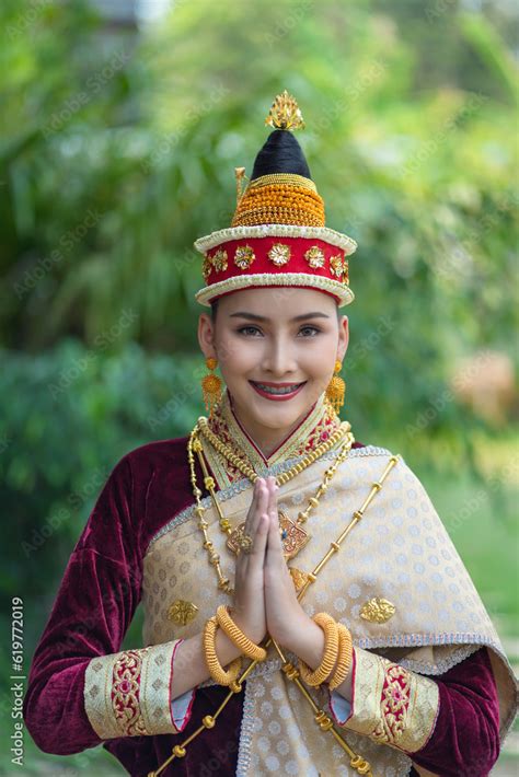 Foto De Beautiful Laos Girl Dressed In Ancient Luxury National