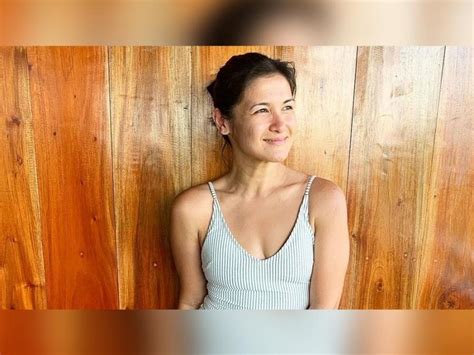 Camille Prats Flaunts Toned Body In One Piece Swimsuit Gma Entertainment