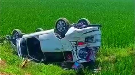 Mobil Toyota Avanza Di Ngawi Terperosok Ke Sawah Akibat Diseruduk Bus