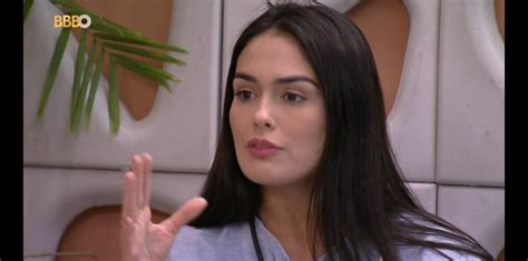 Foto BBB 23 Larissa não gostou de ouvir Domitila mencionando ao vivo