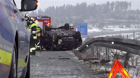 Abgefahrene Winterreifen Auto überschlägt sich auf schneebedeckter A