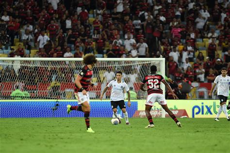 Flamengo supera desfalques e vence o Grêmio gols de Luiz Araújo