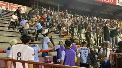 Se Desata La Violencia… Brutal Bronca Suspende Juego De Liga Premier