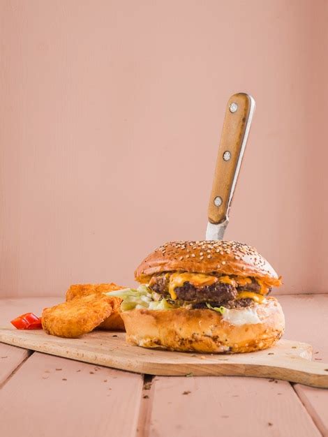 Hamburger Am Ricain Savoureux Avec Des Frites Photo Gratuite