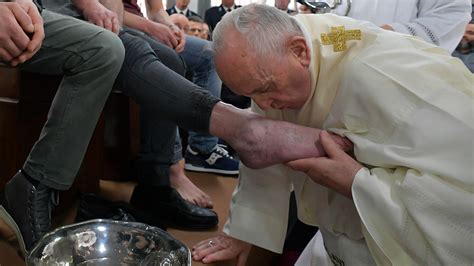 El Papa Francisco Lavó Los Pies A Doce Presos Y Los Animó A Hermanarse