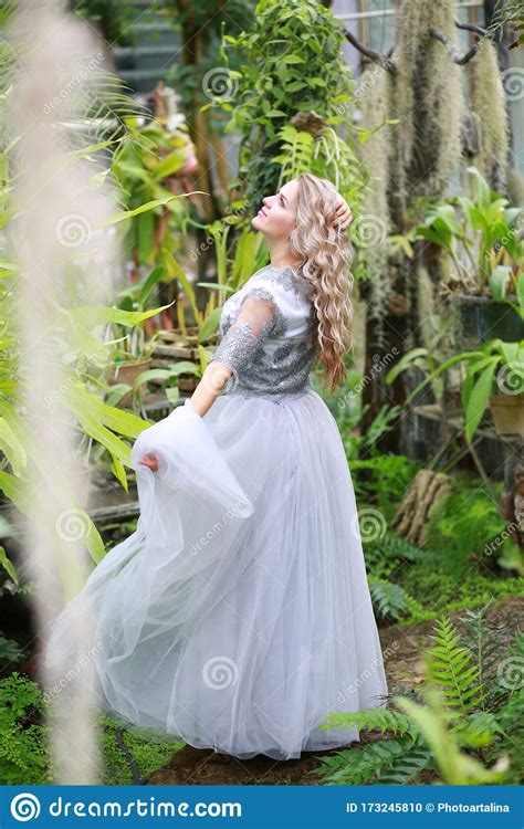 Belle Longue Fille Blonde De Cheveux Dans Une Jupe De Tulle De Vol Photo Stock Image Of