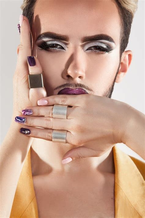 Chiuda Sul Ritratto Del Modello Di Moda Gay Con La Barba Ed Il Trucco