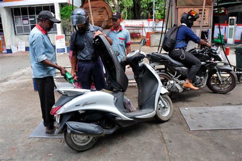 Auto Tips पेट्रोल पंप पर आपके साथ ऐसे हो रहा है धोखा हो जाइये सतर्क