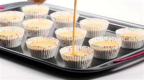 Trudeau Set of 12 Silicone Baking Cups 12 Moules à muffins en