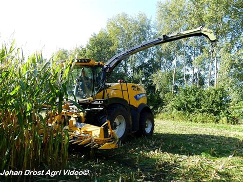 New Holland Loonbedrijf Vos BV uit Ruinerwold aan het maïs hakselen