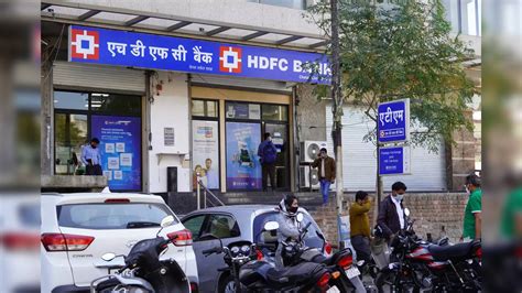 Hdfc Bank To Raise Rs 50 000 Crore Via Bonds Re Appoints Renu Karnad