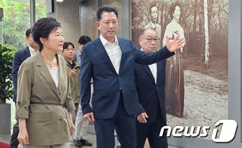 박정희 전 대통령 생가 찾은 박근혜 뉴스1