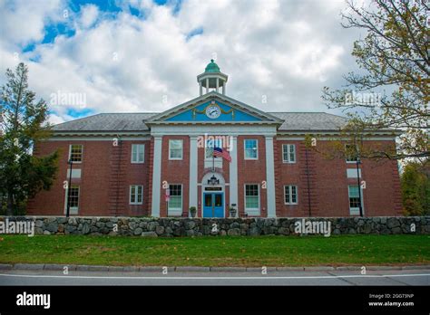 Lincoln Town Hall at 16 Lincoln Road in historic town center of Lincoln ...