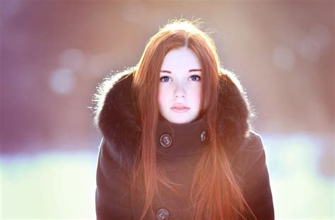 1280x842 Redhead Women Blue Eyes Simple Background Fur Coats Sunlight