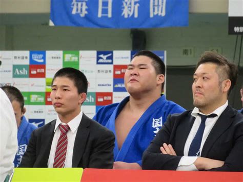 ＜柔道全日本学生優勝大会最終日＞国士舘大の16年ぶり7度目の優勝を自らの勝利で決め、ベンチで感極まった表情を見せる斉藤立（中央） ― スポニチ