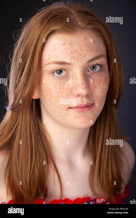 Adolescent Avec Des Taches De Rousseur Banque De Photographies Et D