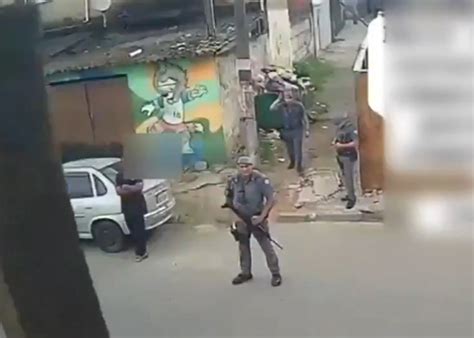 VÍDEO PMs são flagrados quebrando câmeras durante operação que deixou