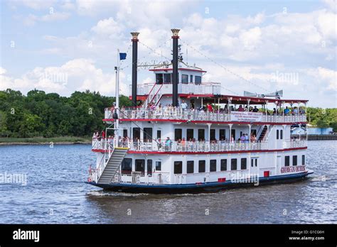 Savannah Riverboat cruises "Georgia Queen" approaches City Hall landing ...