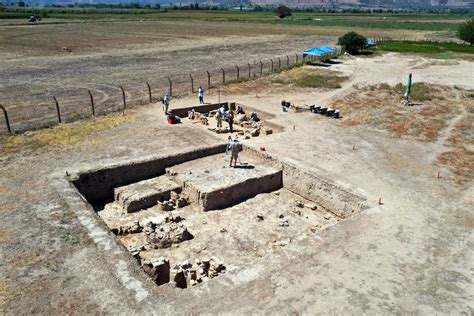 Tepecik Höyüğü nde Geç Tunç Çağı na ait yapı ve tahıl küpleri bulundu