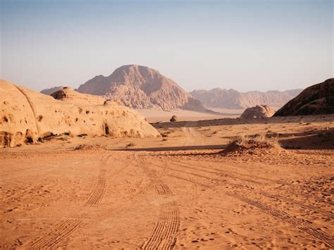 Marcos do deserto de wadi rum na jordânia Foto Premium