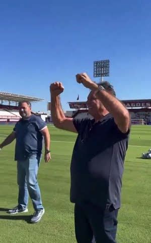 Pedro Louren O Dono Do Cruzeiro Recebe O Carinho Da Na O Azul Em