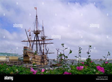 Replica of the Mayflower II in Plymouth Harbor Stock Photo - Alamy