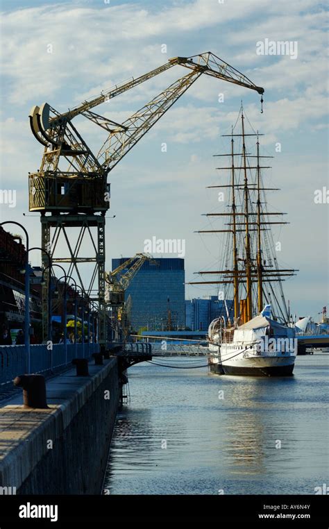 Antigua Gr A Y Fragata Sarmiento En Los Viejos Docks De Puerto Madero