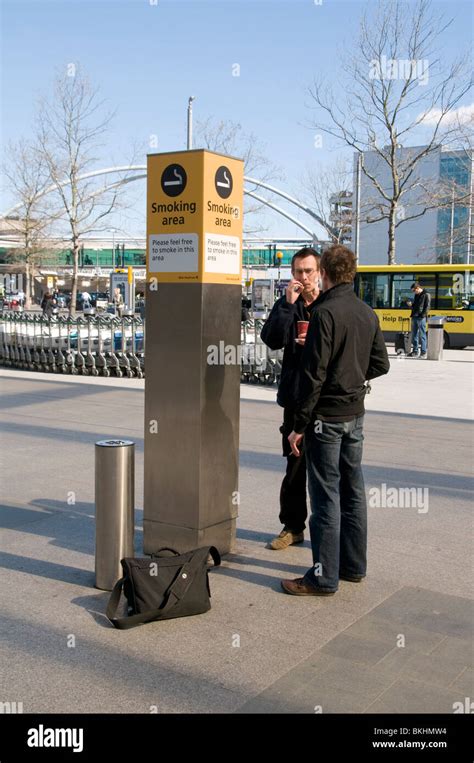 Smoking Area In Airport Hi Res Stock Photography And Images Alamy