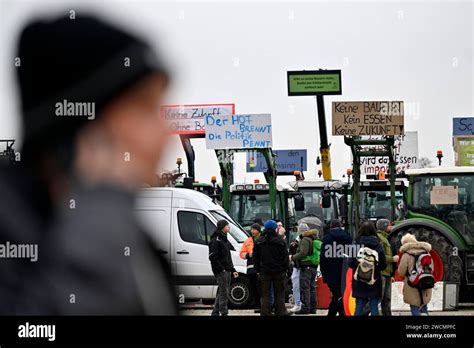 Teilnehmer der Bauernproteste fahren in Nürnberg mit ihren Traktoren im