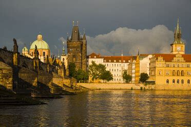 Tschechien Prag Moldau Altstadt mit Karlsbrücke mit Brückenturm