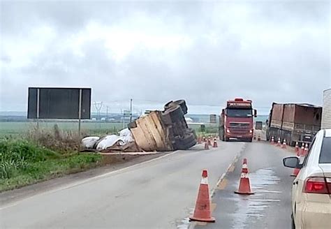 Vagão de carreta tomba na BR 163 em Mutum e tráfego fica lento em