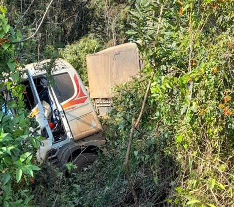 Motorista fica ferido após caminhão sair da pista e bater em árvores na