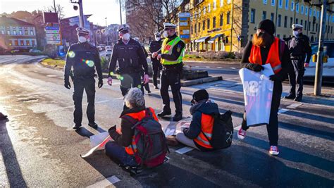 Klimaaktivisten In Stuttgart Polizeigewerkschaft Schl Gt Blockade