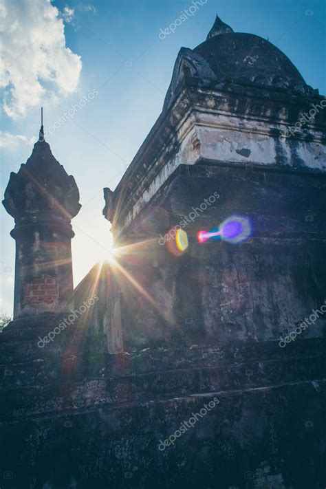 Sol Sobre Wat Visounnarath El Templo M S Antiguo De Luang Prabang