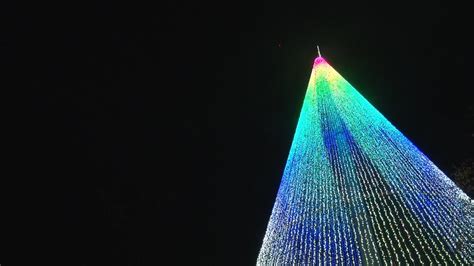 Maior Rvore De Natal Do Pa S J Est Iluminada Em Ermesinde Youtube