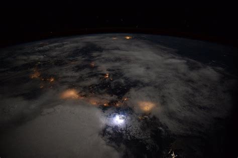 NASA sees breathtaking clouds on Earth and beyond - CNET