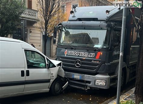 Terni Scontro Frontale Fra Furgone E Autocarro Via Battisti In Tilt