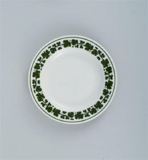 Meissen Green Ivy Vine Leaf Eight Plates In Hand Painted Porcelain