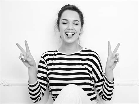 Modèle de fille belle femme brune avec du maquillage nude dans des