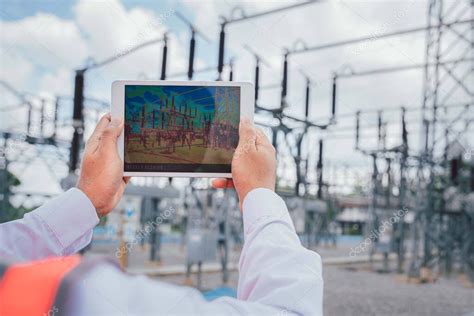 Un Ingeniero El Ctrico Utiliza Un Medidor T Rmico Para Escanear La